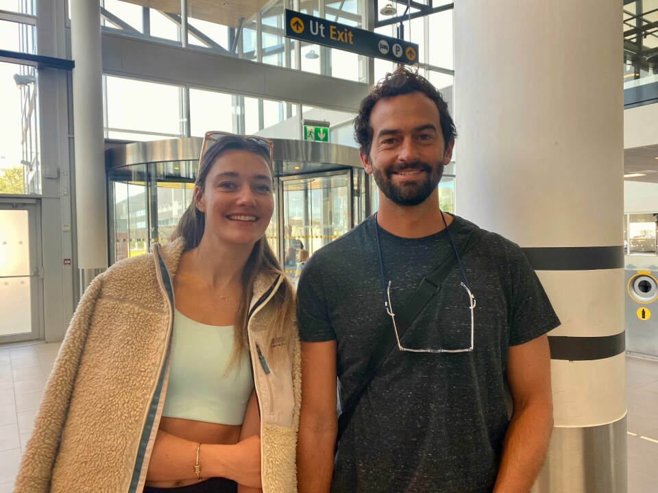 Amandine Hochedez og Josh Aker er i Norge for å dra i bryllup. En dame og en mann som er på ferie.