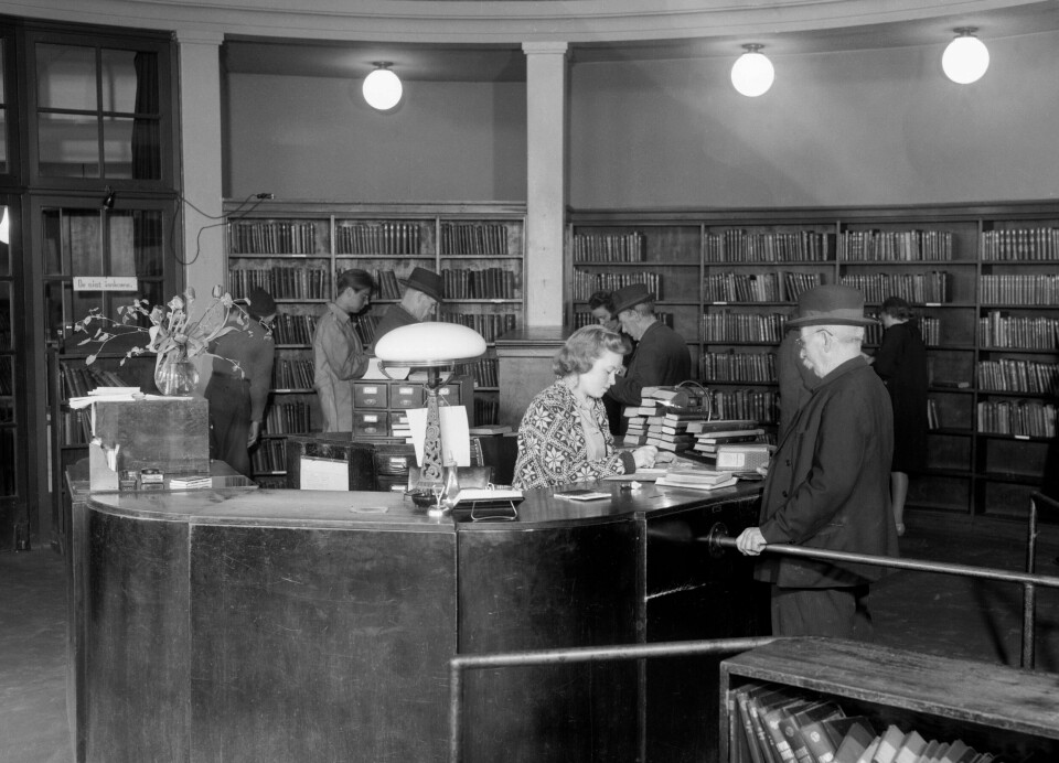 Slik så bibliotekene ut i 1947. OSLO 19470205 Interiør fra Deichmanske bibliotek , bibliotekarer i arbeid. Folk som henvender seg til bibliotekar ved skranke.Foto: Billedsentralen / NTB