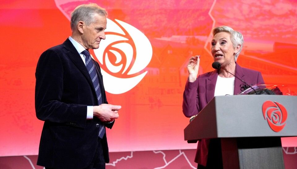 LO-familien gir betydelig pengestøtte til Arbeiderpartiets valgkamp. Bildet viser LO-leder Peggy Hessen Følsvik da hun ga ros til Ap-leder og statsminister Jonas Gahr Støre på Ap-landsmøtet i mai. Peggy Hessen Følsvik og Jonas Gar Støre under Arbeiderpartiet landsmøte i Oslo Kongressenter