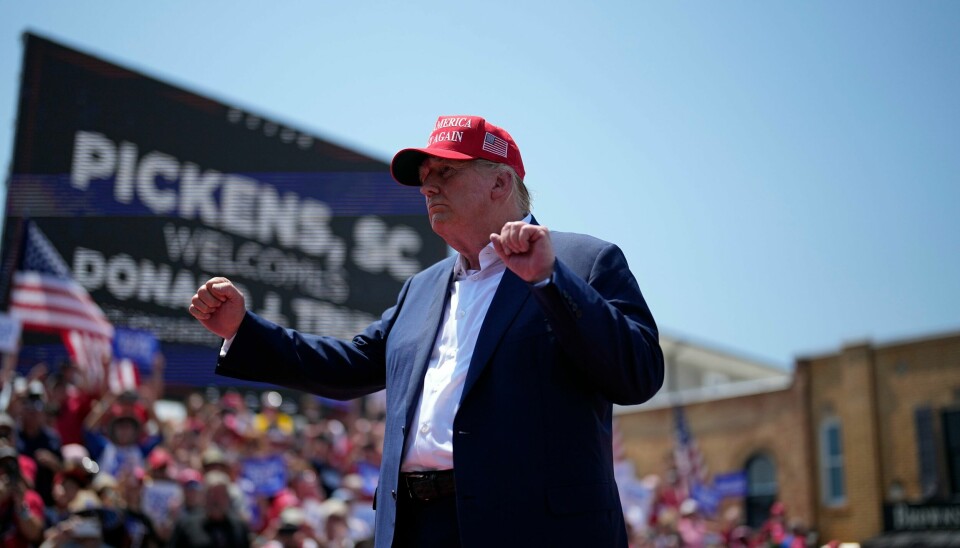 USAs president Donald Trump sier han er informert om at han er mål for justisdepartementets etterforskning av Kongress-stormingen i 2021. USAs president Donald Trump sier han er informert om at han er mål for justisdepartementets etterforskning av Kongress-stormingen i 2021. Foto: Chris Carlson / AP / NTB