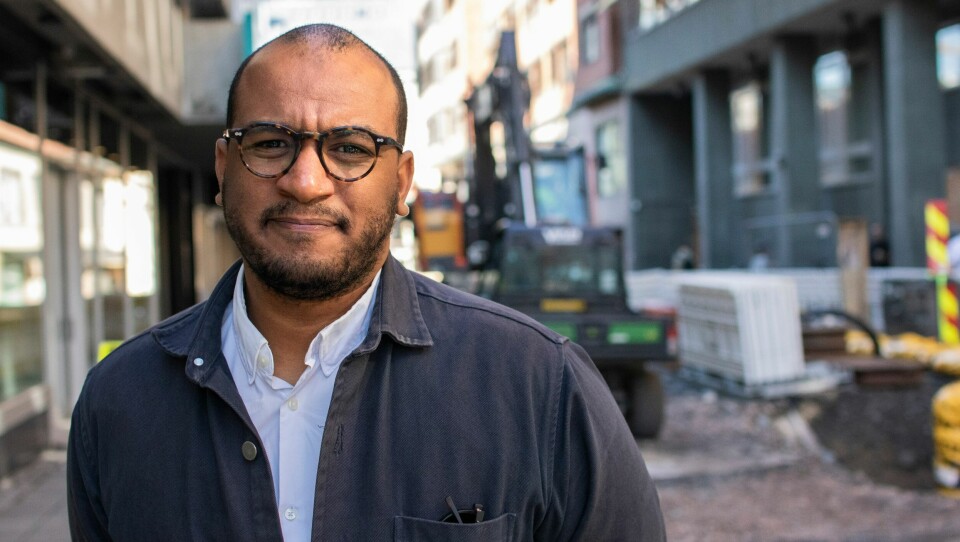 Omar Samy Gamal (SV) er byråd for kultur, idrett og frivillighet i Oslo Foran byggeplass