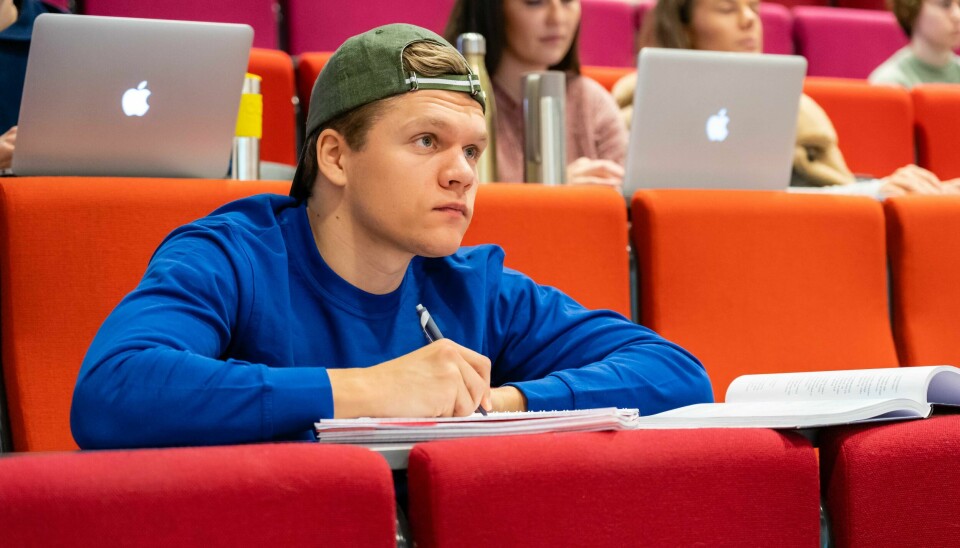 Vi trenger et fleksibelt og sosialt opptakssystem som legger til rette for flere søkere, skriver administrerende direktør Sonans, Marit Aamold Trysnes. (Illustrasjonsfoto av privatist) Hvit mann jobber på forelesning