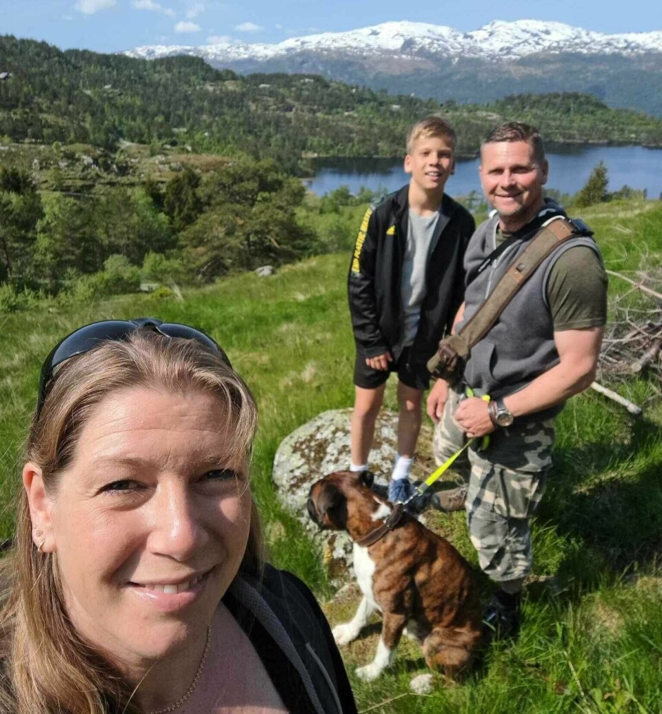 Britta Görner har flyttet fra Tyskland til Sauda sammen med sønnen Paul, ektemannen Dirk og hunden Zeus. De stortrives etter kort tid. Britta Görner har flyttet fra Tyskland til Sauda sammen med sønnen Paul, ektemannen Dirk og hunden Zeus. De stortrives etter kort tid.