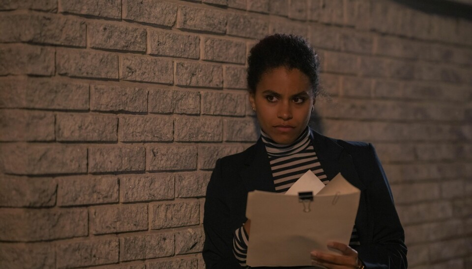 Harmony, en amibiøs etterforsker i det amerikanske postvesenet og alltid i irritabelt, dårlig humør - Zazie Beetz («Atlanta», «Deadpool 2»), roter seg inn i kidnappingsdramaet som har gått på tverke i denne thrilleren fra Steven Soderbergh. Harmony, en amibiøs etterforsker i det amerikanske postvesenet og alltid i irritabelt, dårlig humør - Zazie Beetz («Atlanta», «Deadpool 2»), roter seg inn i kidnappingsdramaet som har gått på tverke i denne thrilleren fra Steven Soderbergh.