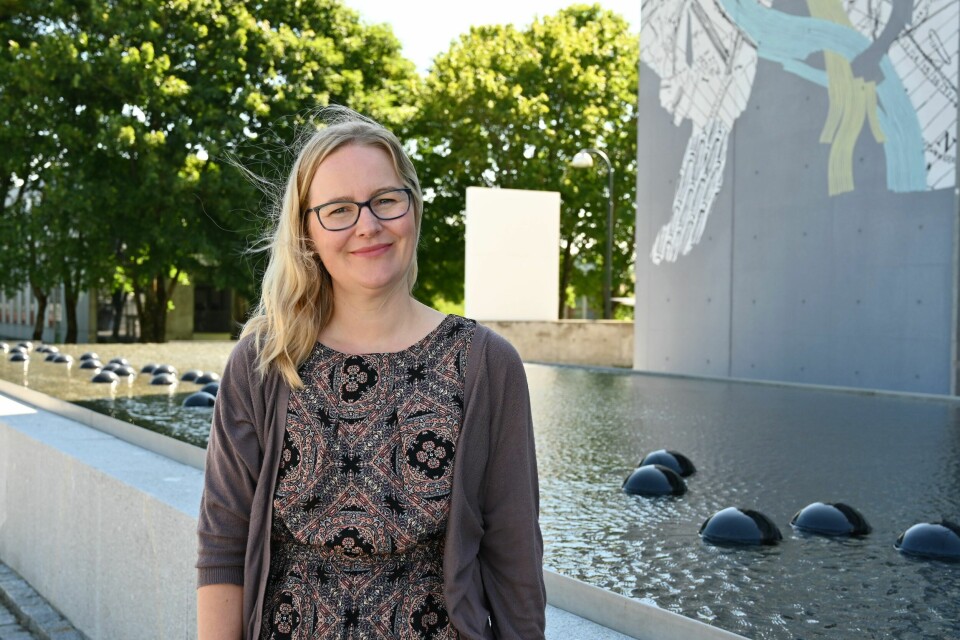 Susanna King anbefaler å sjekke regelmessig etter nye rest-studieplasser på Samordna opptak. En dame kledd i brun kjole og cardigan foran en vanndamn.