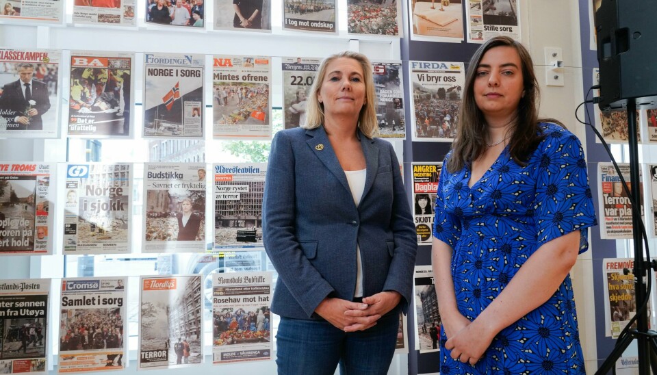 22. juli-senterets direktør, Lena Fahre (t.v.) og utstillingsansvarlig Christina Marwold på utstillingen «Media 22- 26. juli 2011» på 22. juli-senteret. Utstillingen skal stå fra 19. juli 2023 til 14. april 2024. 22. juli-senterets direktør, Lena Fahre (t.v.) og utstillingsansvarlig Christina Marwold på utstillingen «Media 22- 26. juli 2011» på 22. juli-senteret. Utstillingen skal stå fra 19. juli 2023 til 14. april 2024. Foto: Terje Bendiksby / NTB