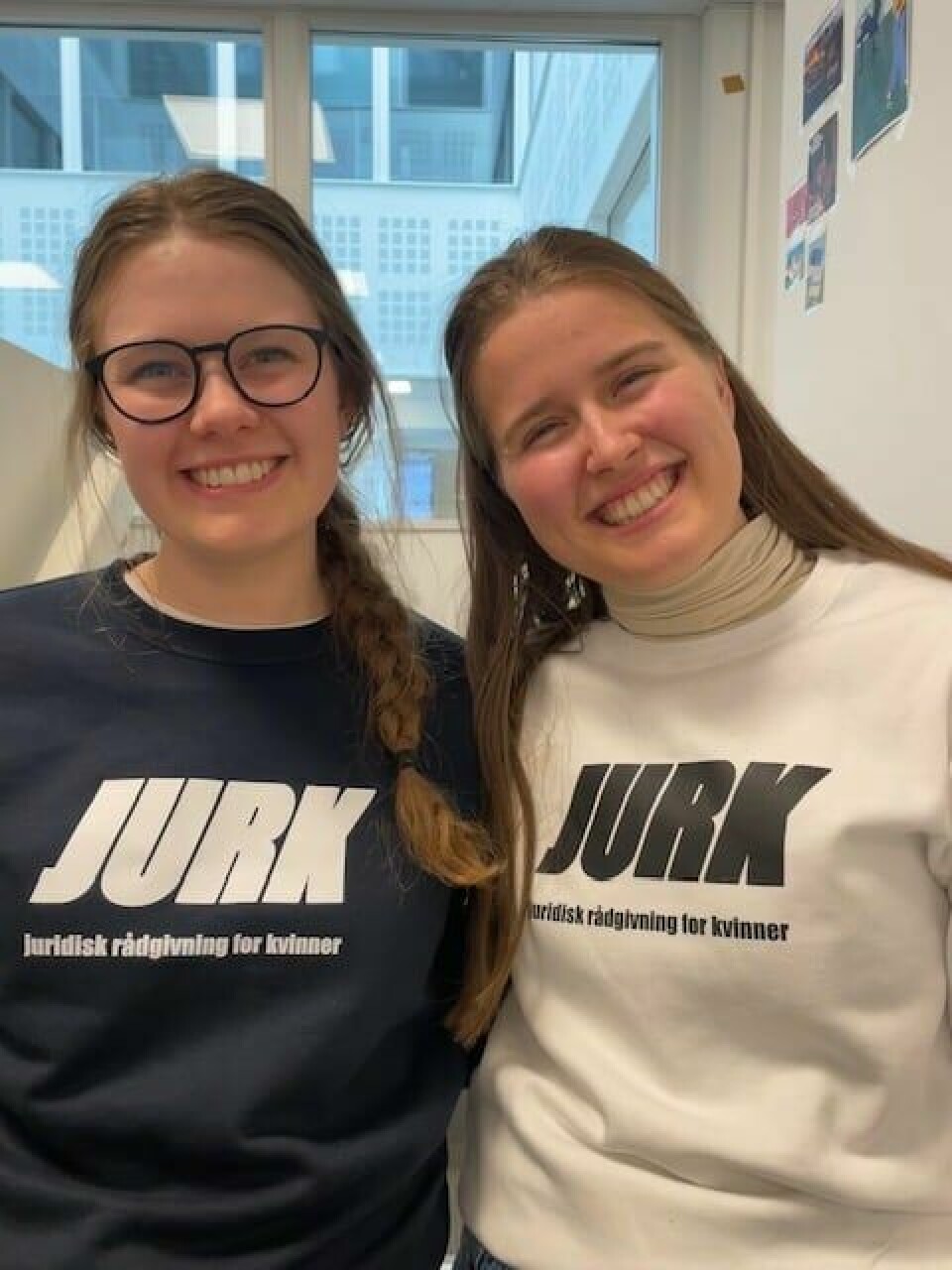 Signe Gjeraker og Ella Ørn Halvorsen To unge kvinner smiler