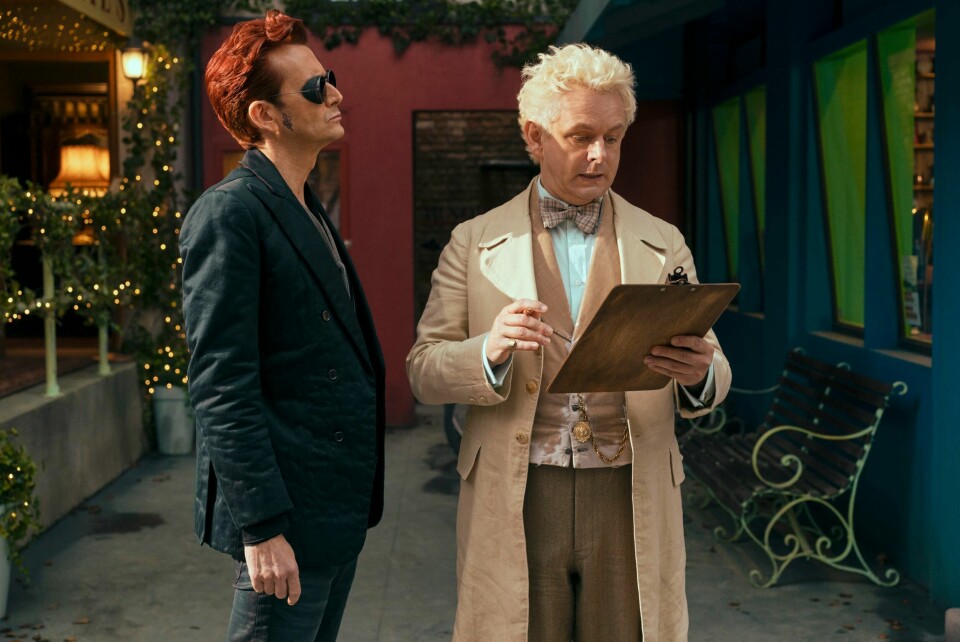 De har blitt et morsomt radarpar siden sesong en av «Good Omens» hadde premiere 2020. Nå er David Tennant og Michael Sheen tilbake i rollen som demon og engel forvist til et liv blant menneskene. De har blitt et morsomt radarpar siden sesong en av «Good Omens» hadde premiere 2020. Nå er David Tennant og Michael Sheen tilbake i rollen som demon og engel forvist til et liv blant menneskene.