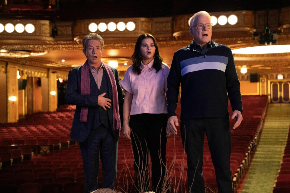 De tre glade, og litt usunt naive amatørdetektiver - Selena Gomez, Martin Short og Steve Martin - er tilbake i en tredje sesong av den prisbelønte komidramakrim-serien «Only Murders In The Buliding» på seinsommeren. De tre glade, og litt usunt naive amatørdetektiver - Selena Gomez, Martin Short og Steve Martin - er tilbake i en tredje sesong av den prisbelønte komidramakrim-serien «Only Murders In The Buliding» på seinsommeren.