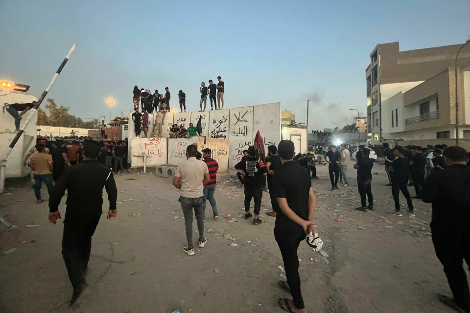 Da den planlagte koranbrenningen i Stockholm torsdag ble kjent, stormet demonstranter onsdag kveld den svenske ambassaden i Bagdad og satte fyr på bygningen. Da den planlagte koranbrenningen i Stockholm torsdag ble kjent, stormet demonstranter onsdag kveld den svenske ambassaden i Bagdad og satte fyr på bygningen.