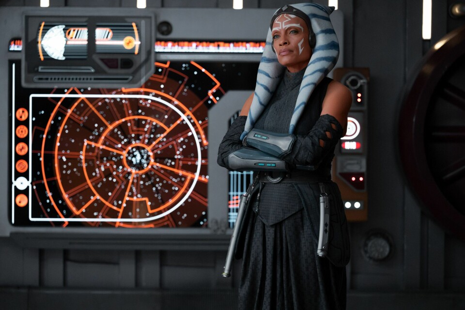 En ny ensom Jedi suser gjennom verdensrommet i «Ahsoka», med Rosario Dawson i hovedrollen. Serien byr også på Hayden Christensen i rollen som Darth Vader. En ny ensom Jedi suser gjennom verdensrommet i «Ahsoka», med Rosario Dawson i hovedrollen. Serien byr også på Hayden Christensen i rollen som Darth Vader.