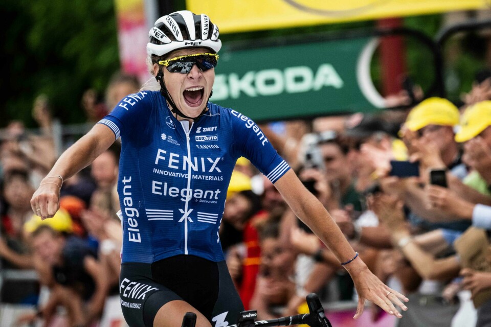 Yara Kastelijn (Fenix-Deceuninck) sikret seieren på den 4. etappen av kvinnenes Tour de France etter et 20 kilometer langt solobrudd. Yara Kastelijn (Fenix-Deceuninck) sikret seieren på den 4. etappen av kvinnenes Tour de France etter et 20 kilometer langt solobrudd.