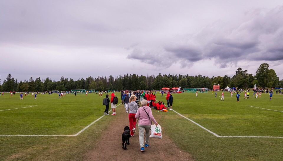 Norway Cup er i gang igjen på Ekebergsletta. Mennesker på fotballbane