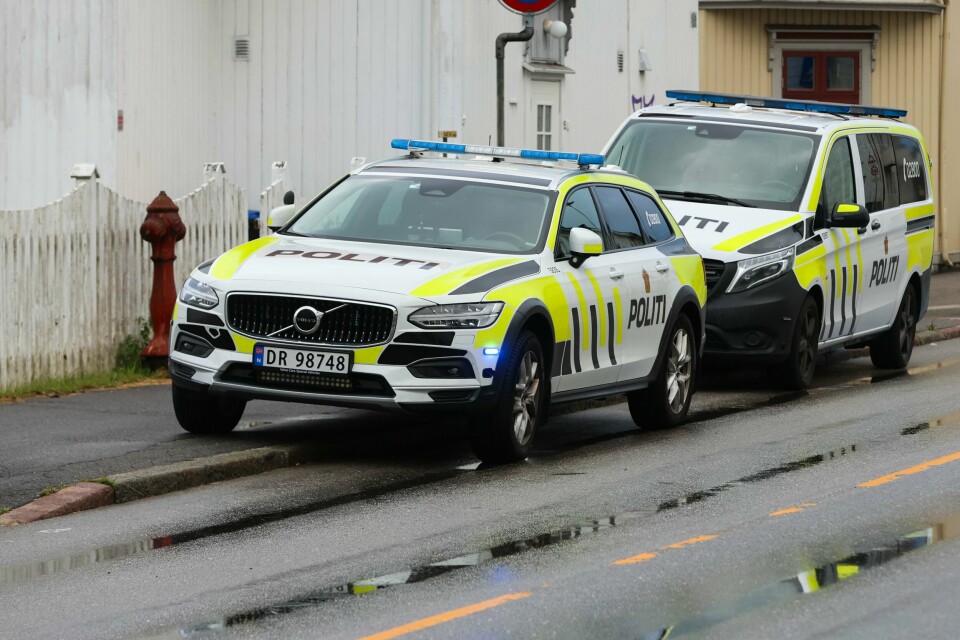 En mann er knivstukket i Sandefjord og politiet har ikke kontroll på gjerningspersonen. Fornærmede skal ikke være livstruende skadd. En mann er knivstukket i Sandefjord og politiet har ikke kontroll på gjerningspersonen. Foto: Trond Reidar Teigen / NTB