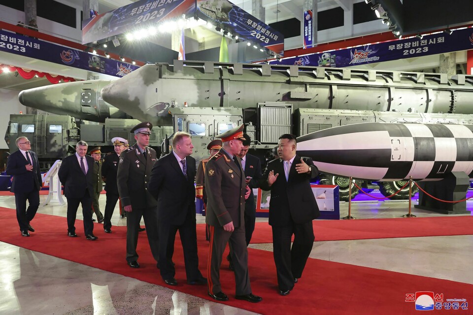 Kim Jong-un (til høyre) tok med seg Russlands forsvarsminister Sergej Sjojgu (ved siden av) på en våpenutstilling i Pyongyang onsdag. Bildet er formidlet av de nordkoreanske myndighetene. Kim Jong-un (til høyre) tok med seg Russlands forsvarsminister Sergej Sjojgu (ved siden av) til en våpenutstilling i Pyongyang onsdag. Bildet er formidlet av de nordkoreanske myndighetene. Foto: KCNA / Korea News Service via AP / NTB