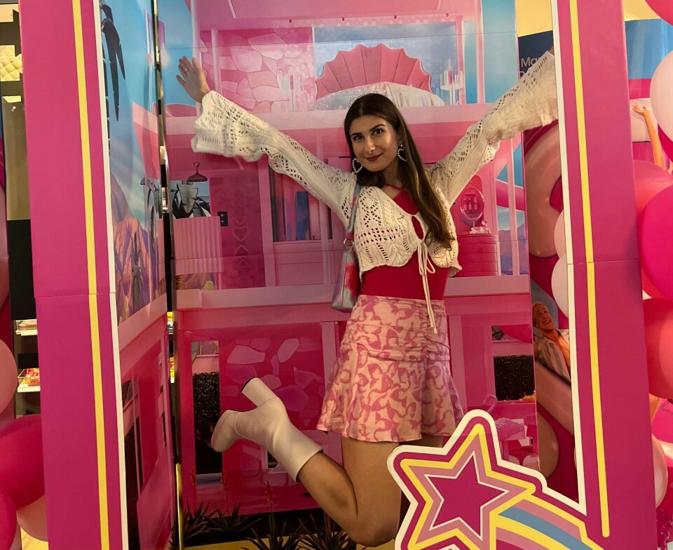 Denne Barbien likte ikke filmen så godt, men forstår at den kommer til å bety mye for mange. Kvinne i barbie / rosa outfit