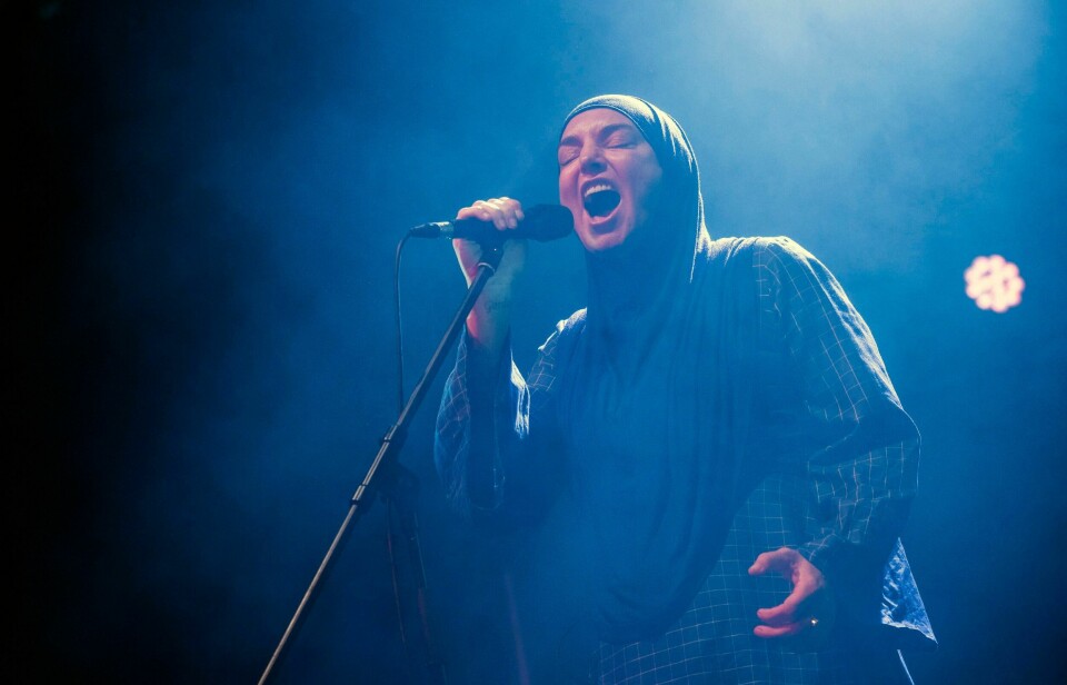 Den irske artisten Sinead O'Connor døde onsdag, og mange store kulturpersonligheter har delt sine kondolanser. Her er hun under en konsert i Budapest i 2019. Sinéad O'Connor døde 56 år gammel, opplyser familien onsdag. Bildet av artisten ble tatt under en konsert i Budapest i 2019. Arkivfoto: Marton Monus / MTI / AP / NTB