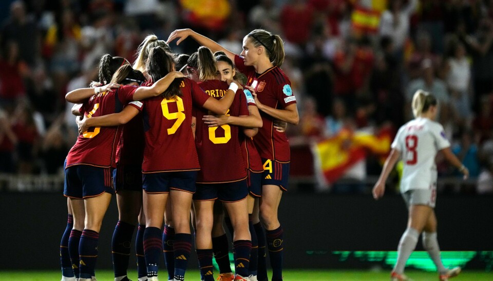 Spanias kvinnelige verdensmester fortsetter å vinne fotballkamper tross all turbulensen. Her feirer de scoring i 5-0-seieren over Sveits. Spanias kvinnelige verdensmester fortsetter å vinne fotballkamper tross all turbulensen. Her feirer de scoring i 5-0-seieren over Sveits. Foto: José Breton, AP / NTB