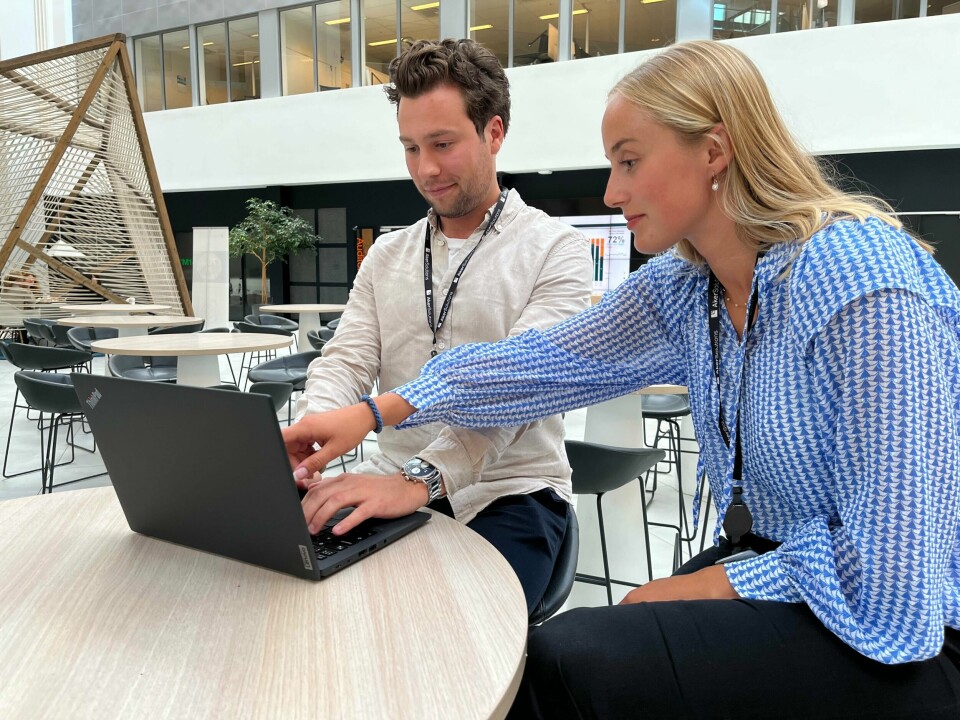 Sommervikarene Jakob Bru og Ingrid Arnesen hos Aker Solutions synes det er flott at de får gjøre arbeidsoppgaver som faktisk er nyttige, både for selskapet og deres egen læring. Sommervikarene Jakob Bru og Ingrid Arnesen hos Aker synes det er flott at de får gjøre arbeidsoppgaver som faktisk er nyttige, både for selskapet og deres egen læring.