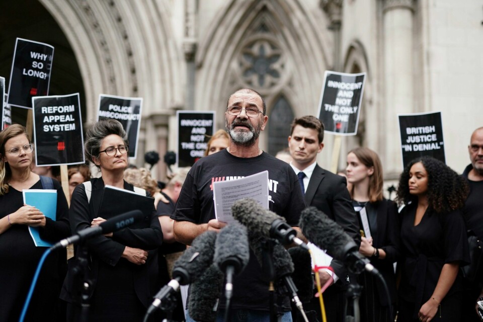 Andrew Malkinson leser en uttalelse etter at han har forlatt Royal Courts of Justice i London, Storbritannia, onsdag 26. juli 2023. Malkinson har sonet nesten 17 år for voldtekt, har fått dommen opphevet av landets lagmannsrett etter at DNA-bevis har frikjent han for forbrytelsen. Andrew Malkinson leser en uttalelse etter at han har forlatt Royal Courts of Justice i London, Storbritannia, onsdag 26. juli 2023. Malkinson har sonet nesten 17 år for voldtekt, har fått dommen opphevet av landets lagmannsrett etter at DNA-bevis har frikjent han for forbrytelsen.