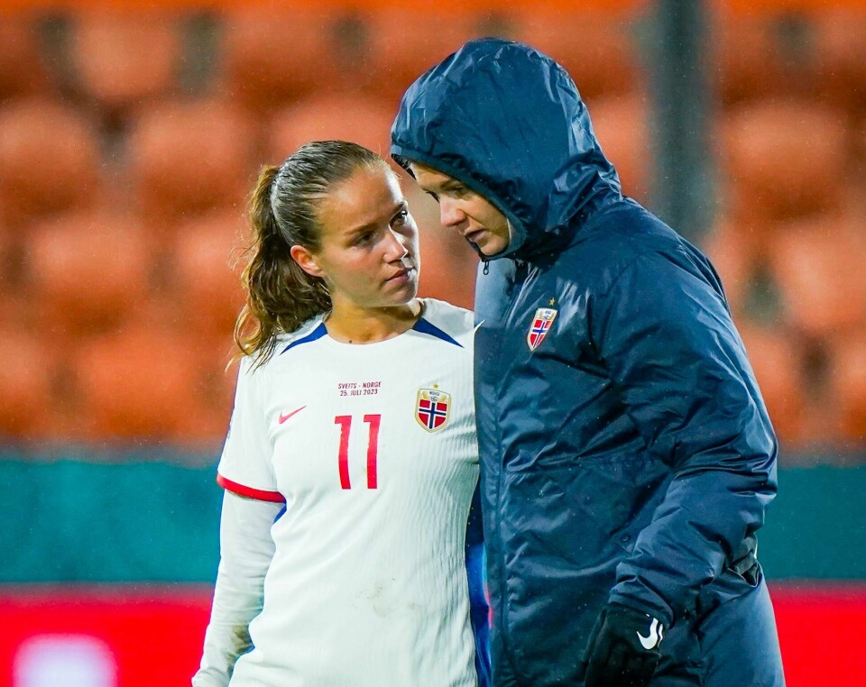 Ada Hegerberg får trøst av Guro Reiten etter VM-kampen mot Sveits, som hun ikke kunne spille på grunn av skade. Guro Reiten trøster Ada Hegerberg, som mistet Norges VM-kamp mot Sveits med en skade hun pådro seg under oppvarmingen. Foto: Lise Åserud / NTB