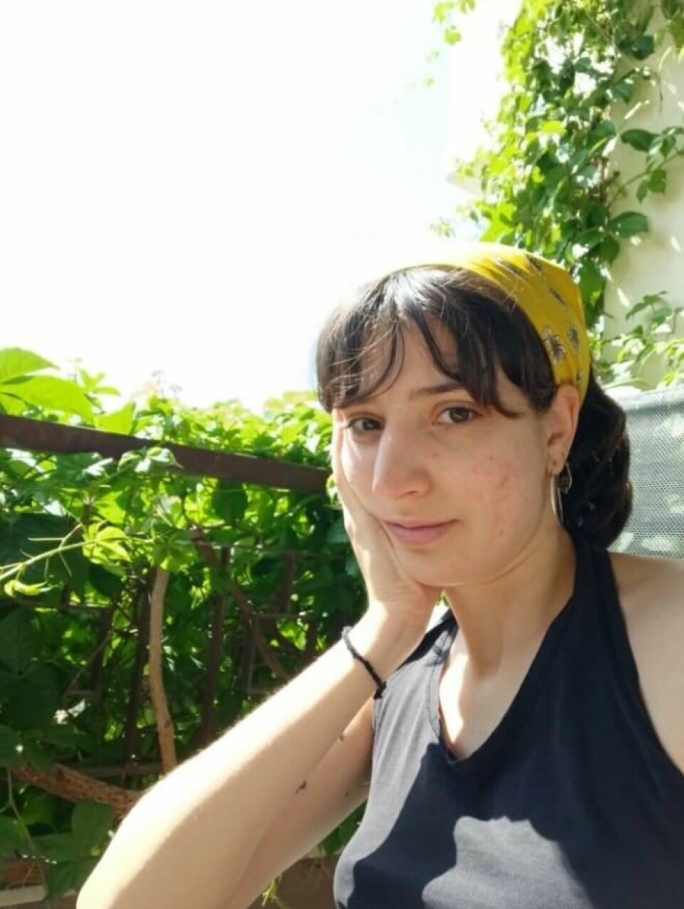 Studenten Angeliki Dekaavala er frustrert over den greske regjeringen sin håndtering av brannene. Bilde av student Angeliki Dekaavala, som tar et selfie.