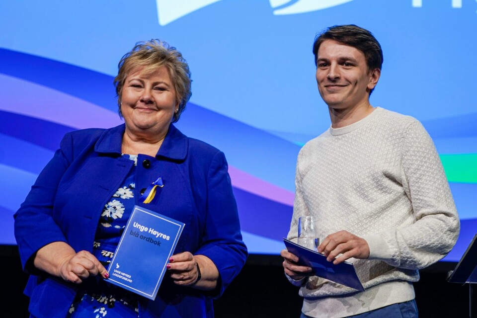Partileder Erna Solberg og Unge Høyre-leder Ola Svenneby fotografert under Høyres landsmøte i april 2022. Unge Høyre-leder Ola Svenneby sammen med Høyre-leder Erna Solberg under partiets landsmøte tidligere i år. Foto: Terje Pedersen / NTB