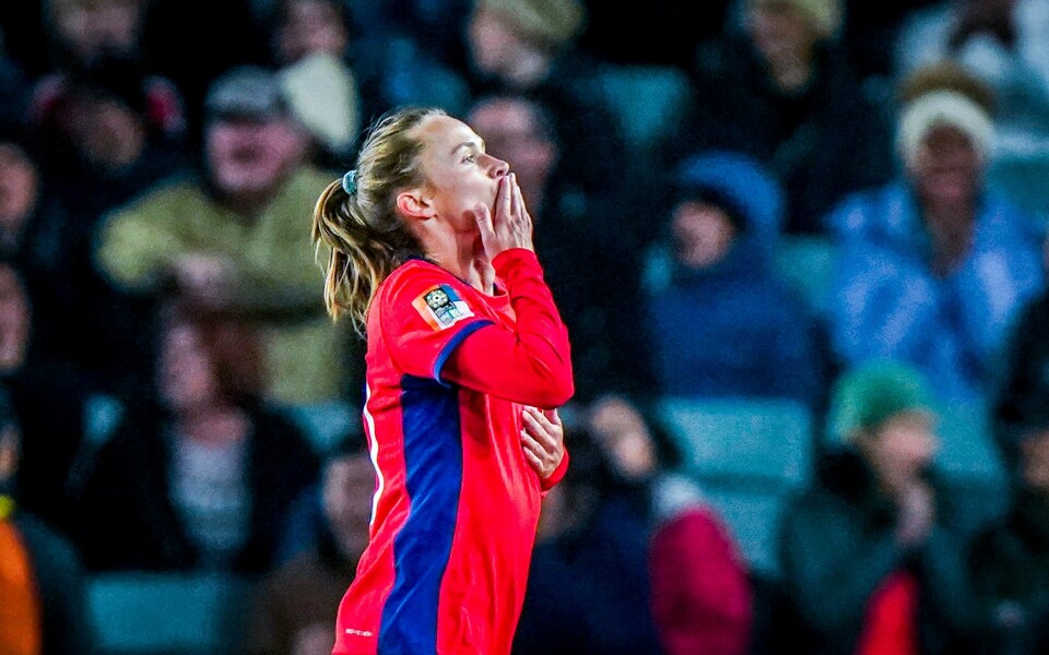 Caroline Graham Hansen la hånden på hjertet da hun feiret sin scoring i Norges storseier over Filippinene Caroline Graham Hansen la hånden på hjertet da hun feiret sin scoring i Norges storseier over Filippinene. Foto: Lise Åserud / NTB