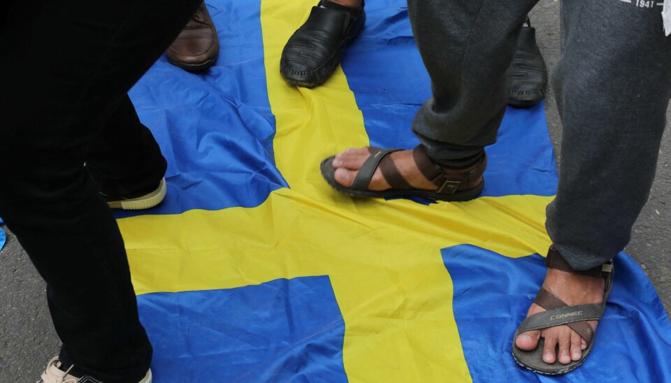 Det svenske flagget tråkkes på i Indonesia etter en av koranbrenningene i Sverige. Nå er Sverige ikke lenger bare et legitimt mål for islamistisk terror, men et prioritert mål, ifølge svensk sikkerhetspoliti. .