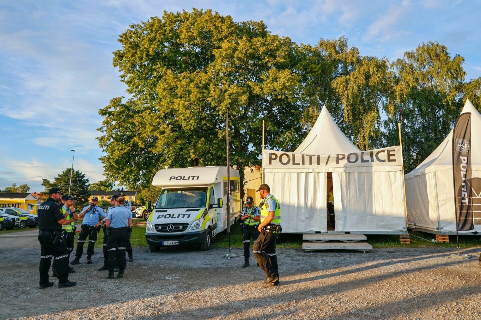 Politiet beslagla tirsdag hammer, kniv og slagjern, og pågrep en person med luftpistol etter et masseslagsmål mellom barn på Ekebergsletta under Norway Cup. Politiet beslagla tirsdag hammer, kniv og slagjern, og pågrep en person med luftpistol etter et masseslagsmål mellom barn på Ekebergsletta under Norway Cup.