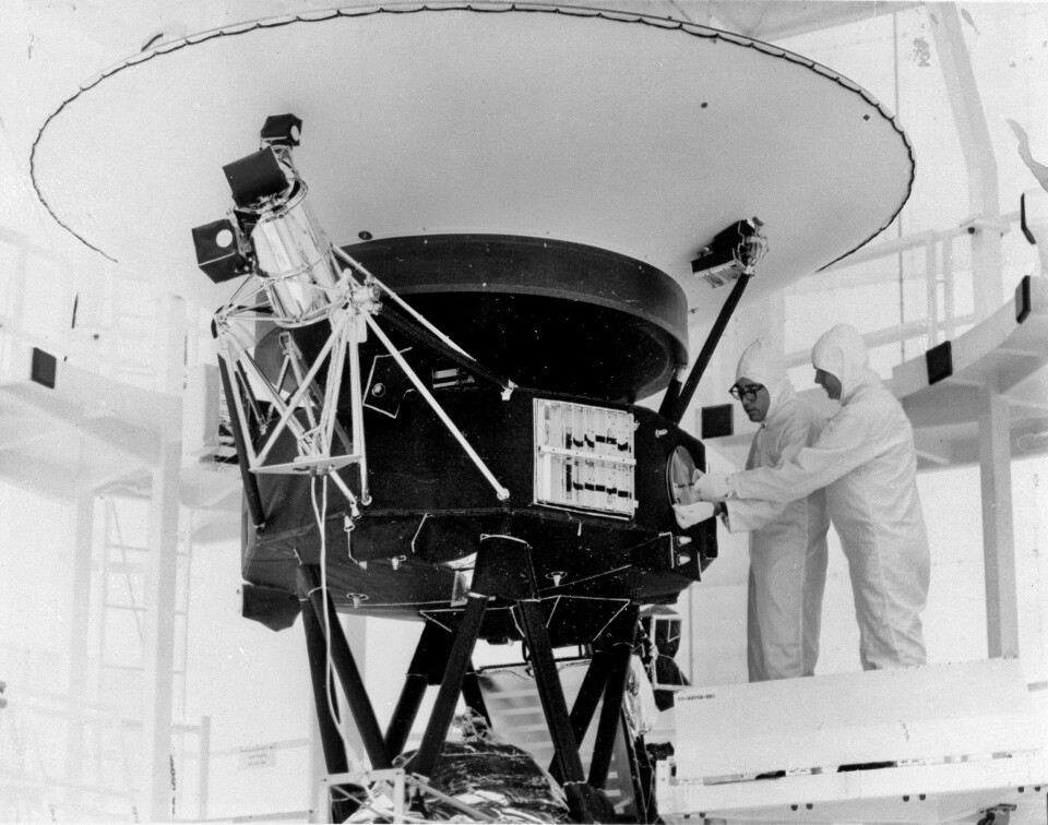 Nasa prøver å gjennoprette full kontakt med romsonden Voyager 2 etter at en tabbe brøt forbindelsen. På bildet holder teknikere på å montere gullplaten 'Sounds of Earth' på sonden før oppskytingen i 1977. Platen inneholder vitenskapelig informasjon, bilder og lydopptak fra Jorden, i tilfelle sonden skulle bli funnet av intelligente livsformer i verdensrommet. På platen er det blant annet folkemusikk, klassisk musikk og rock. Arkivfoto: Nasa prøver å gjennoprette full kontakt med romsonden Voyager 2 etter at en tabbe brøt forbindelsen. På bildet holder teknikere på å montere gullplaten 'Sounds of Earth' på sonden før oppskytingen i 1977. Platen inneholder vitenskapelig informasjon, bilder og lydopptak fra Jorden, i tilfelle sonden skulle bli funnet av intelligente livsformer i verdensrommet. På platen er det blant annet folkemusikk, klassisk musikk og rock. Arkivfoto: Nasa / AP / NTB