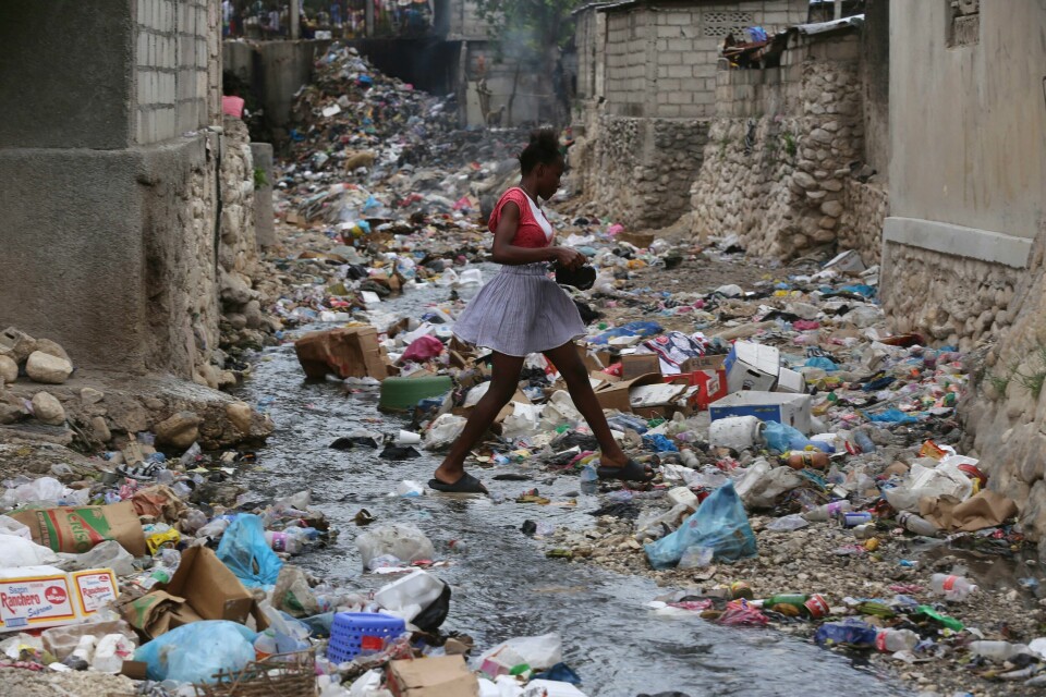 Søppelet tårner seg opp i Haitis hovedstad Port-au-Prince, der kriminelle gjenger har kontroll over mesteparten av byen. Mye går i feil retning i Haiti, ifølge FN. USA har valgt å sende hjem sine ansatte som følge av utviklingen i landet. Foto: Odelyn Joseph / AP / NTB