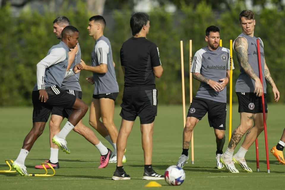 Lionel Messi (nummer to fra høyre) på Inter Miami-trening. Her står han sammen med tidligere Tromsø- og Brann-spiller Robert Taylor. Lionel Messi (nummer to fra høyre) på Inter Miami-trening. Her står han sammen med tidligere Tromsø- og Brann-spiller Robert Taylor. Foto: Rebecca Blackwell / AP / NTB
