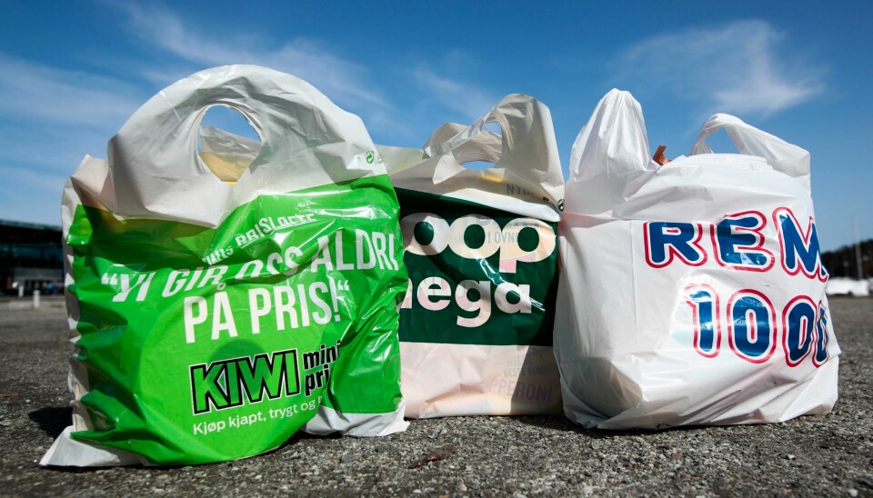 Bare i august har vi brukt rundt 18 millioner færre plastposer. Nedgangen kommer etter at prisen på plastposene ble satt opp 1. august. Bildet viser plastposer fra Kiwi, Coop og Rema 1000.