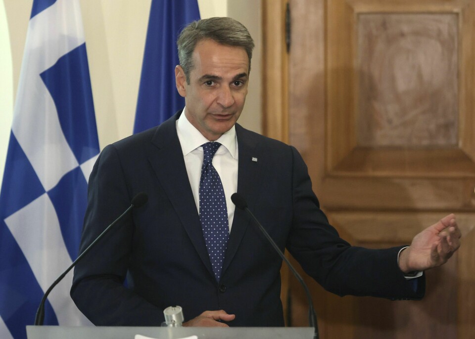 Den greske statsminister Kyriakos Mitsotakis tilbyr en ukes gratis ferie neste år til dem som fikk oppholdet avkortet på Rhodos. Den greske statsminiuster Kyriakos Mitsotakis tilbyr en ukes gratis ferie neste år til dem som fikk oppholdet avkortet på Rhodos. Foto: Yiannis Kourtoglou Pool via AP / NTB