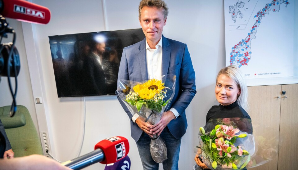 Fredag ettermiddag var det Nøkkeloverrekkelse i Kunnskapsdepartementet mellom Moe og Borch. Da Sandra Borch i 2011-2013 var leder av Senterungdommen pekte hun på Ola Borten Moe som ny fremtidig leder i Senterpartiet Sandra Borch overtar som kunnskapsminister etter Ola Borten Moe. Fredag ettermiddag var det Nøkkeloverrekkelse i Kunnskapsdepartementet.