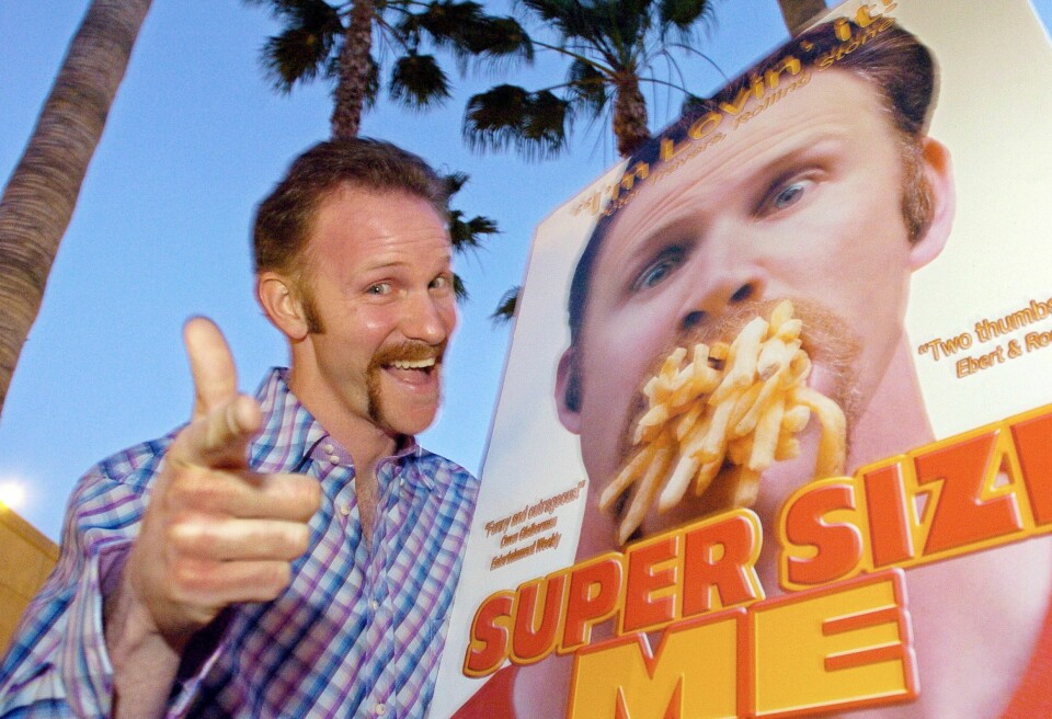 Morgan Spurlock ved en plakat for filmen «Super Size Me», dokumentaren om livet på McDonald's-diett. Fredag døde han av kreftkomplikasjoner, 53 år gammel. Morgan Spurlock ved en plakat for filmen «Super Size Me», dokumentaren om livet på McDonald's-diett. Fredag døde han av kreftkomplikasjoner, 53 år gammel. Foto: Mark J. Terrill / AP / NTB