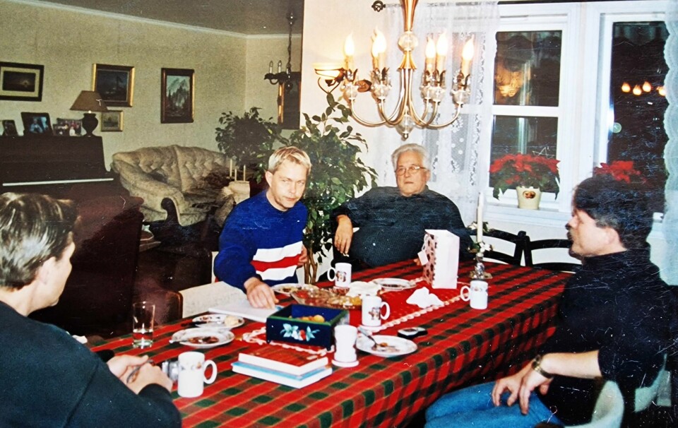 Foto fra en typisk «diskusjonssøndag» i familien Laabak, i 2004. Året etter døde Leif B. Laabak. Hadde KrF-nestoren fortsatt levd ville han ha sett tre sønner og et barnebarn engasjert i lokalpolitikken. Pappa Leif er her i diskusjon med Bjørnar, Lars Ketil og Leif-Rune (far til Simon). Foto fra en typisk «diskusjonssøndag» i familien Laabak, i 2004. Året etter døde Leif B. Laabak. Hadde KrF-nestoren fortsatt levd ville han ha sett tre sønner og én nevø engasjert i lokalpolitikken. Pappa Leif er her i diskusjon med Bjørnar, Lars Ketil og Leif-Rune (far til Simon).