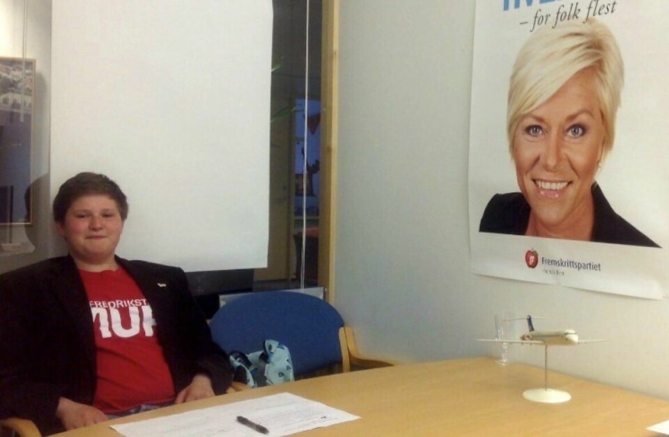 Simon Laabak ble tidlig med i Arbeiderpartiets ungdomsorganisasjon. Med AUF på brystet, «overvåket» av Siv Jensen (for folk flest), tilbrakte han ungdomsskolens jobbskyggedag sammen med Frp-onkel Bjørnar. Simon Laabak ble tidlig med i Arbeiderpartiets ungdomsorganisasjon. Med AUF på brystet, «overvåket» av Siv Jensen (for folk flest), tilbrakte han ungdomsskolens jobbskyggedag sammen med Frp-onkel Bjørnar.