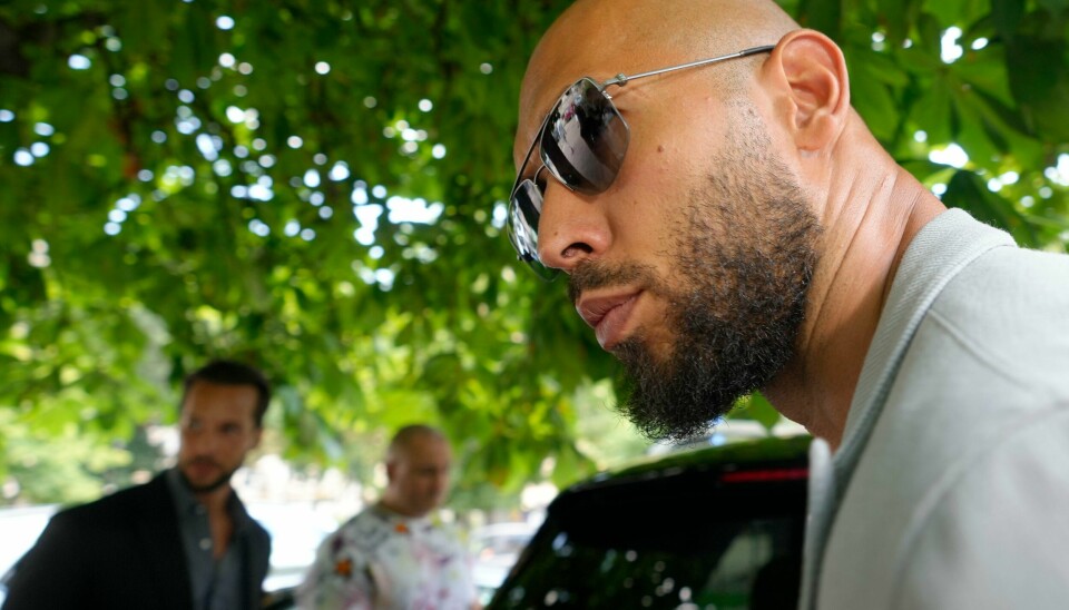 Andrew Tate slipper å sitte i husarrest mens han venter på at saken hans kommer opp for retten, men han skal fortsatt være underlagt rettslig kontroll. Andrew Tate slipper å sitte i husarrest mens han venter på at saken hans kommer opp for retten, men han skal fortsatt være underlagt rettslig kontroll. Arkivfoto: Andreea Alexandru / AP / NTB