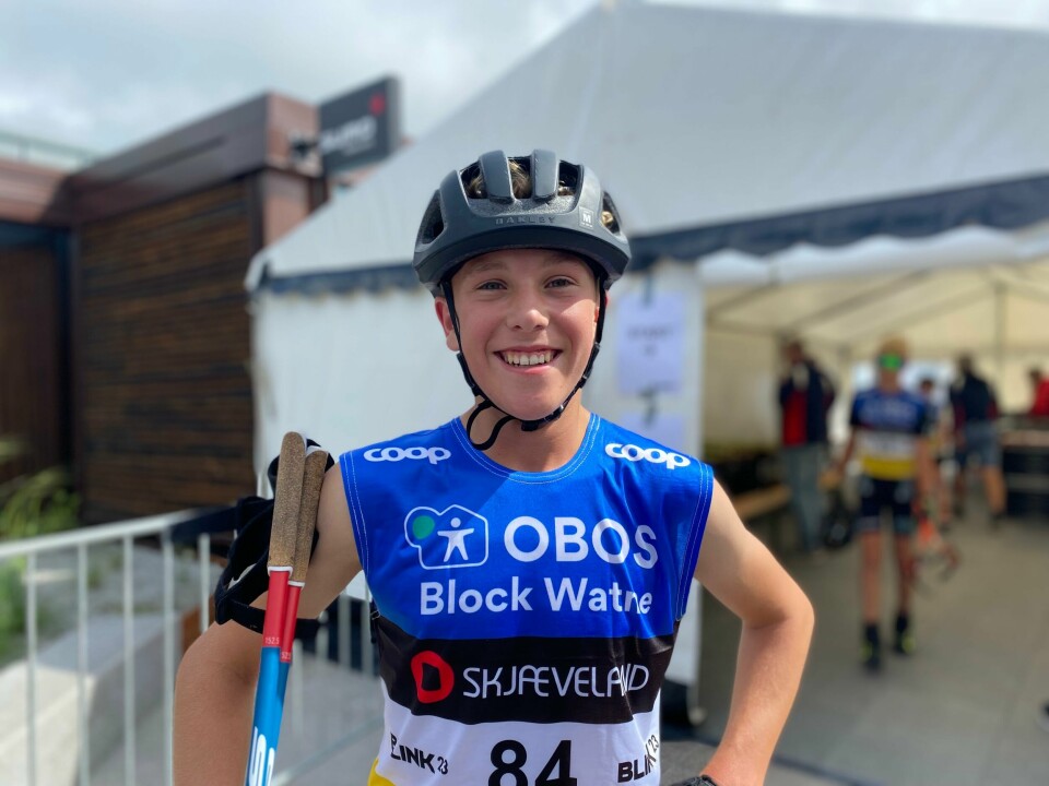 Simon Bakke (13) vant i aldersgruppen U13 gutter. En gutt med blå nummerskjorte og hjem som holder staver.