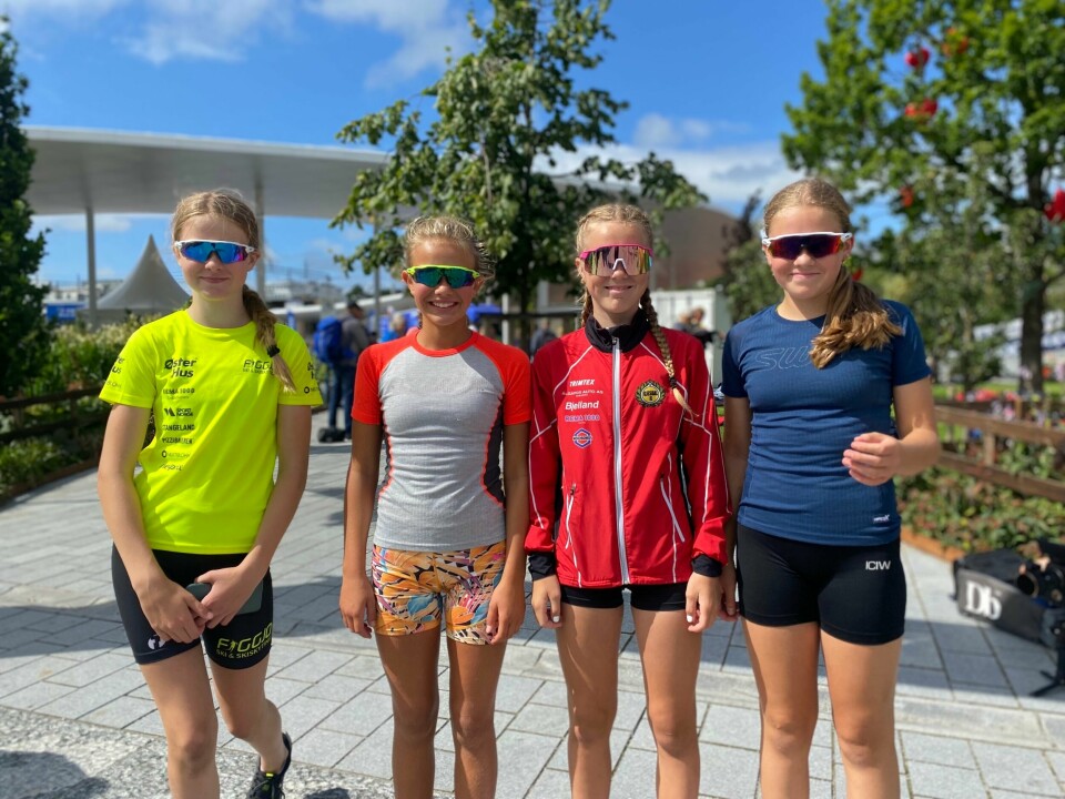 Mari Vølstad (13), Leonora Utheim Svela (13), Andrine Maudal Sævland (12) og Synne Byrkjedal Levang (13) er fornøyde med egen innsats i dagens løp. Fire jenter i treningsklær.