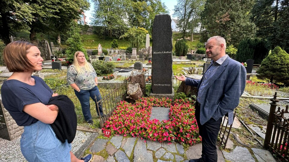 Kunstner Ingvild Bolme (bakerst) mener graven til Alexander Kielland er skammelig. Hun mener Stavanger kommune må ta grep og fikse opp graven før Kiellands 175-årsjubileum neste år. Høyre-politikerne Kjell Erik Grøsfjeld og Line Møllerop ønsker å løfte saken fram politisk i Utvalg for kultur, idrett og samfunnsdialog. Kunstner Ingvild Bolme (bakerst) mener graven til Alexander Kielland er skammelig. Hun mener Stavanger kommune må ta grep og fikse opp graven før Kiellands 175-årsjubileum neste år. Høyre-politikerne Kjell Erik Grøsfjeld og Line Møllerop ønsker å løfte saken fram politisk i Utvalg for kultur, idrett og samfunnsdialog.