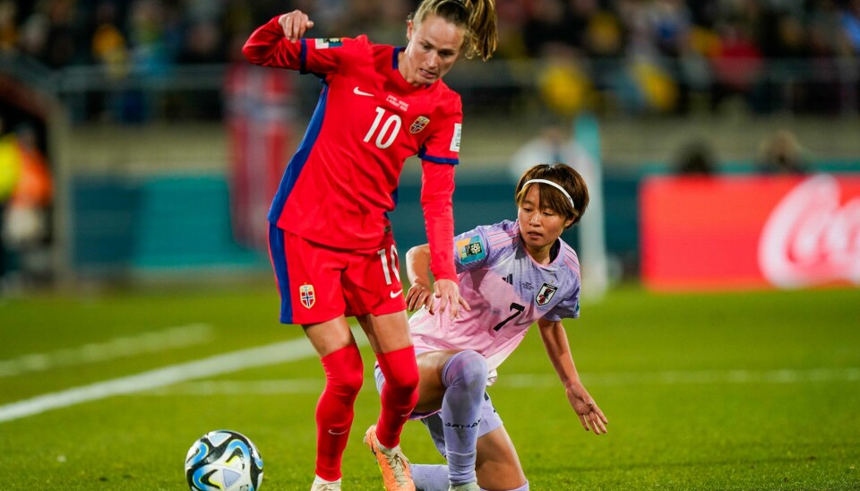 Caroline Graham Hansen i aksjon i VM-åttedelsfinalen mot Japan, her i duell med motstanderens siste målscorer og VMs toppscorer Hiyata Miyazawa. Caroline Graham Hansen i aksjon i VM-åttedelsfinalen mot Japan, her i duell med motstanderens siste målscorer og VMs toppscorer Hiyata Miyazawa. Foto: Lise Åserud / NTB