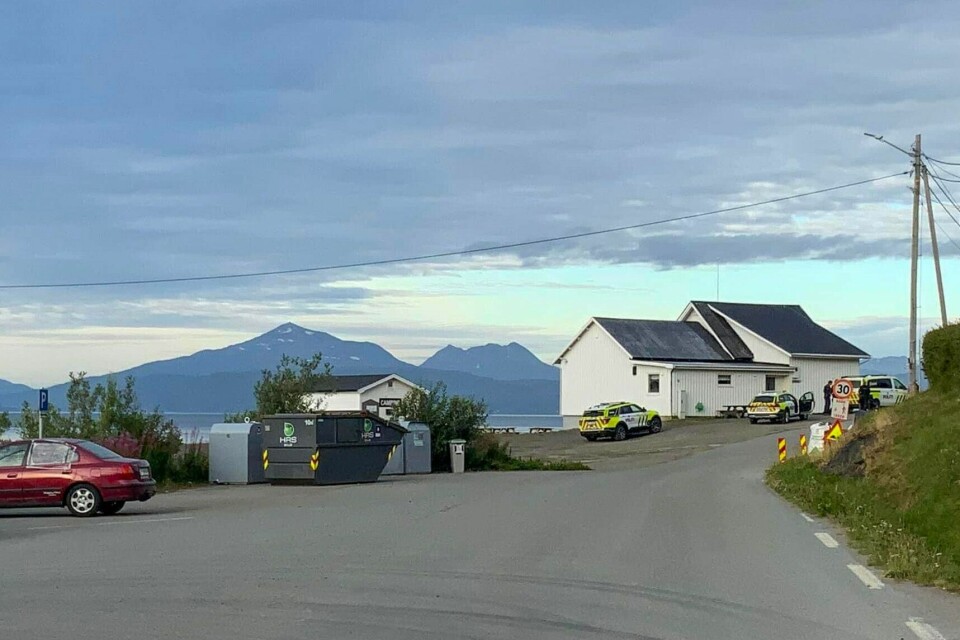 Trusselsituasjon i Ibestad i Troms. Dette er et grendehus som ligger i nærheten av stedet for situasjonen.Bevæpnet politi er ved en privatadresse på Sørrollnes i Ibestad kommune i forbindelse med en trusselsituasjon i en privatbolig. Det er uklart hvor mange som er i boligen.Foto: Salangen-Nyheter / NTB Politibiler parkert foran et grendehus på Sørrollnes i Ibestad. Huset på bildet er ikke der trusselsituasjon foregår. Foto: Jon Henrik Larsen / Salangen-Nyheter / NTB