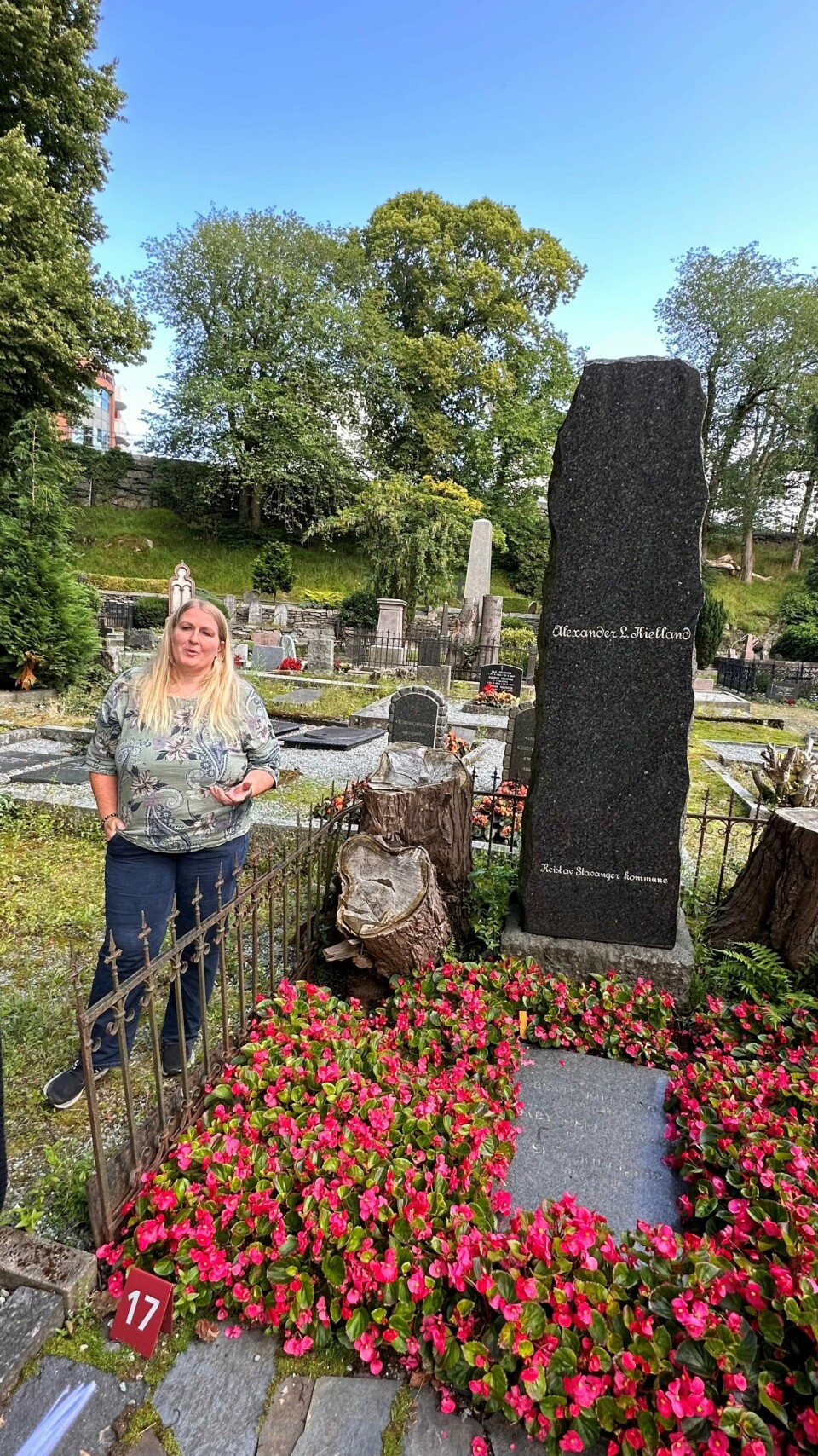 Det står ingen dato om når Alexander Kielland ble født eller når han døde på steinen. Det er heller ingen informasjonstavle ved graven om hvem Alexander Kielland var og hva ha betyde for byen. Det står ingen dato om når Kielland ble født eller når han døde på steinen. Det er heller ingen informasjonstavle ved graven om hvem Alexander Kielland var og hva ha betyde for byen.