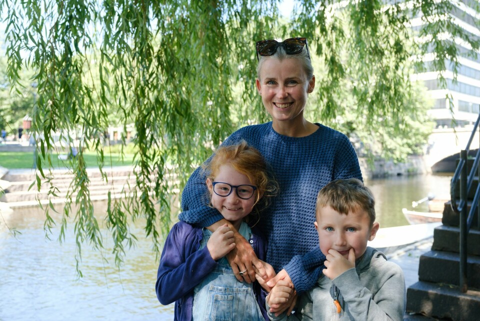 Agnethe Hamarstrøm tok med seg barna Hedvig (6) og Gard (4) på båttur. Hedvig syntes det gikk helt fint å kjøre gjennom den mørke kulverten under Oslo S. Båtliv på Grønland.