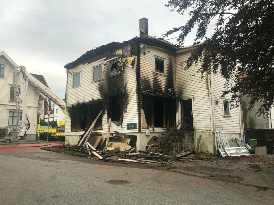 Et hus i Ledaalsgata på Vestre Platå i Stavanger ble totalskadd etter brann torsdag kveld. Mennesker som oppholdt seg innenfor en viss radius fra brannen fikk beskjed om å stenge vinduer og holde seg innendørs via SMS fra politiet. Ikke alle mottok SMS-en, og flere reagerer på innholdet i meldingen som gikk ut. Et hus i Ledaalsgata på Vestre Platå i Stavanger ble totalskadd etter brann torsdag kveld. Mennesker som oppholdt seg innenfor en viss radius fra brannen fikk beskjed om å stenge vinduer og holde seg innendørs via SMS fra politiet. Ikke alle mottok SMS-en, og flere reagerer på innholdet i meldingen som gikk ut.