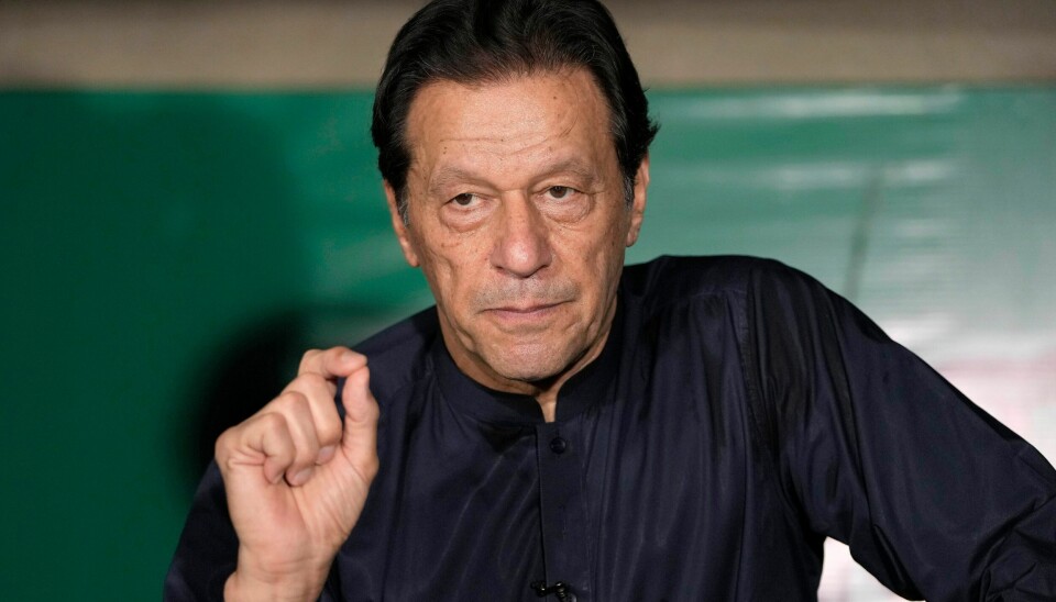 Pakistans tidligere statsminister Imran Khan. Regjeringen i Pakistan vil utestenge partiet til landets tidligere statsminister Imran Khan fordi de mener hans støttespillere har angrepet staten i sine protester mot Khans pågripelse tidligere i mai. Uroen førte til at Khan ble løslatt to dager etter pågripelsen. Foto: K. M: Chaudary / AP / NTB