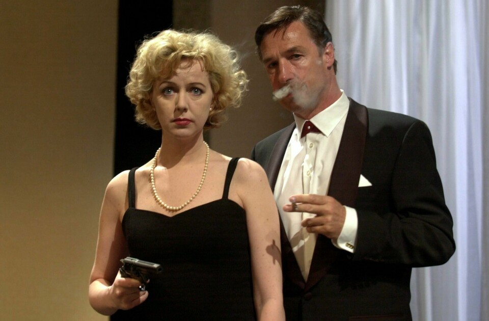 Anine Trømborg trekker kontraster mellom Barbie og hovedroller i Ibsen-stykker. Bildet viser «Hedda Gabler» av Henrik Ibsen på Nationaltheatret i 2002.